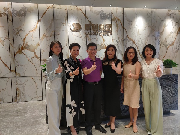 堅(jiān)定信心，破浪前行 --廣東高科技產(chǎn)業(yè)商會(huì)走進(jìn)康利城  7月14日，廣東省政協(xié)常委、廣東高科技產(chǎn)業(yè)商會(huì)會(huì)長(zhǎng)王理宗率隊(duì)來國(guó)際創(chuàng)新創(chuàng)意產(chǎn)城綜合體——康利城考察交流，康利集團(tuán)董事長(zhǎng)王翠霞、康利置地總經(jīng)理方志良接待了王會(huì)長(zhǎng)一行，雙方就企業(yè)的發(fā)展規(guī)律、經(jīng)驗(yàn)啟示、文化精神、核心價(jià)值及情懷擔(dān)當(dāng)?shù)冗M(jìn)行深入的探討。 在王翠霞董事長(zhǎng)的陪同下，王理宗會(huì)長(zhǎng)一行參觀了康利城。作為康利集團(tuán)在深圳打造的首個(gè)產(chǎn)城融合綜合體項(xiàng)目，康利城集企業(yè)總部辦公、科技研發(fā)基地、文化創(chuàng)意基地、時(shí)尚商業(yè)街區(qū)、高級(jí)人才寓所和高端商務(wù)酒店于一體的全能業(yè)態(tài)，給到訪者留下深刻的印象。綠樹掩映的優(yōu)美環(huán)境、別具一格的建筑設(shè)計(jì)、隨處可見的名貴大理石等，更是讓大家嘖嘖稱贊。 座談會(huì)上，雙方緊緊圍繞“堅(jiān)定信心、破浪前行”的主題展開交流。王翠霞董事長(zhǎng)向來賓們介紹到，康利集團(tuán)從1989年在深圳成立至今已31年，歷經(jīng)石材貿(mào)易起步，實(shí)業(yè)發(fā)展、創(chuàng)新突破、跨界轉(zhuǎn)型四個(gè)里程碑式的發(fā)展階段，現(xiàn)已發(fā)展成為集礦山開采、多品類石材生產(chǎn)加工、大型工程承接、進(jìn)出口貿(mào)易、物流研發(fā)、房地產(chǎn)開發(fā)、金融業(yè)、產(chǎn)業(yè)運(yùn)營(yíng)等為一體的多元化、跨地域發(fā)展的大型國(guó)際化企業(yè)集團(tuán)。 王董分享了自己三十幾年的創(chuàng)業(yè)經(jīng)驗(yàn)，表示，石材行業(yè)作為傳統(tǒng)的資源類企業(yè)，競(jìng)爭(zhēng)激烈，但康利每一步都堅(jiān)持“以質(zhì)取勝、以價(jià)取勝、以量取勝、以信取勝”的經(jīng)營(yíng)理念，不斷創(chuàng)新、敢為人先、勇于探索的奮斗精神，才能讓康利集團(tuán)在三十幾年的發(fā)展歷程中，不斷突破發(fā)展瓶頸、戰(zhàn)勝無數(shù)困難，實(shí)現(xiàn)穩(wěn)步前行。 會(huì)上，康利置地運(yùn)營(yíng)公司總經(jīng)理黃林益分享了康利城取得的發(fā)展成果，經(jīng)過不斷地努力，康利城已經(jīng)取得“深圳市投資推廣國(guó)際化重點(diǎn)園區(qū)”、“龍崗區(qū)科技創(chuàng)新產(chǎn)業(yè)園”、“龍崗區(qū)科技企業(yè)孵化器”、“龍崗區(qū)創(chuàng)新創(chuàng)業(yè)孵化基地”等資質(zhì)認(rèn)定，成為區(qū)域內(nèi)產(chǎn)城融合的園區(qū)典范。 在產(chǎn)業(yè)方面，康利城引進(jìn)了以速博精微、廣明科技、國(guó)質(zhì)信等為代表的國(guó)家高新技術(shù)企業(yè)，以升學(xué)教育、東成財(cái)智等為代表的教育培訓(xùn)企業(yè)，以安杰拉、靜靜七月、智音文化等具有實(shí)力的網(wǎng)紅直播企業(yè)，同時(shí)還有以工商銀行為代表的一些金融機(jī)構(gòu)，并獲得“深圳市人才創(chuàng)新創(chuàng)業(yè)一號(hào)股權(quán)投資基金—項(xiàng)目遴選基地”。科技、文創(chuàng)、金融三大產(chǎn)業(yè)融合發(fā)展的目標(biāo)已經(jīng)初見雛形，園區(qū)產(chǎn)業(yè)發(fā)展可以說是漸入佳境。 在參觀、走訪及聽取康利集團(tuán)和康利城的介紹后，王會(huì)長(zhǎng)用“一面旗幟、一個(gè)經(jīng)典、一段傳奇”來概括康利集團(tuán)31年取得的成果。他表示，康利集團(tuán)31年的豐碩成果，是企業(yè)家膽、識(shí)、謀的完美結(jié)晶，是辨勢(shì)、順勢(shì)、造勢(shì)的卓越成就，是領(lǐng)導(dǎo)者+管理層+基層員工合作創(chuàng)造的優(yōu)秀作品。而王董順勢(shì)而為，準(zhǔn)確把握時(shí)代機(jī)遇，以柔弱女子之姿，打造大理石般堅(jiān)韌的事業(yè)之基，更能夠給社會(huì)帶來非常重要的啟示。 對(duì)于康利集團(tuán)未來的發(fā)展，王會(huì)長(zhǎng)也積極提出自己建議，他認(rèn)為加強(qiáng)科技融合，讓傳統(tǒng)石材變成新型材料，以及在地產(chǎn)領(lǐng)域打造能夠培養(yǎng)企業(yè)的具有真正附加值的平臺(tái)，是康利集團(tuán)未來值得深耕的兩個(gè)方向。 座談會(huì)結(jié)束，王會(huì)長(zhǎng)、王董、黃總還面向社會(huì)大眾開展了一場(chǎng)線上直播交流。王董介紹了面對(duì)疫情影響，康利集團(tuán)和康利城積極響應(yīng)黨中央號(hào)召，與園區(qū)企業(yè)、公司員工等齊心協(xié)力、共同抗疫。同時(shí)，面對(duì)突如其來的疫情，康利城在銷售和招商工作停滯的情況下，積極調(diào)整策略，推出了針對(duì)新入駐優(yōu)質(zhì)企業(yè)免租一年的重大舉措，不僅減少企業(yè)經(jīng)營(yíng)負(fù)擔(dān)，同時(shí)，也推動(dòng)康利城招商工作的順利進(jìn)行，上半年招商成果逆勢(shì)上揚(yáng)，提前完成全年招商目標(biāo)的70%。 王會(huì)長(zhǎng)就此發(fā)表自己的看法，他認(rèn)為一個(gè)決策背后不僅是企業(yè)家人格人品的反映，更是她們管理哲學(xué)和經(jīng)營(yíng)理念的投射。王董的決策，短期來看，是失去了利潤(rùn)，但長(zhǎng)期來看，卻贏得了人心，贏得了信任，這是金錢無法衡量的無形資產(chǎn)，這些資產(chǎn)和資源將帶來未來無限的增長(zhǎng)。 企業(yè)家是社會(huì)的價(jià)值創(chuàng)造者，企業(yè)家之間的碰撞，總能帶來智慧的火花。感謝王會(huì)長(zhǎng)的肯定和真誠的建議，也讓我們更加堅(jiān)定，不斷創(chuàng)新、勇于求變是企業(yè)永遠(yuǎn)不可或缺的基因。康利城敞開大門，歡迎更多企業(yè)家們參觀、交流、加入，以責(zé)任與擔(dān)當(dāng)為基礎(chǔ)，懷揣理想和抱負(fù)，在紛繁復(fù)雜的外部環(huán)境下，與志同道合者一同，堅(jiān)定信心，破浪前行。